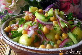 Картофельный салат с нутом и беконом