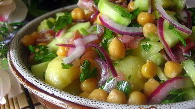 картофельный салат с нутом и беконом