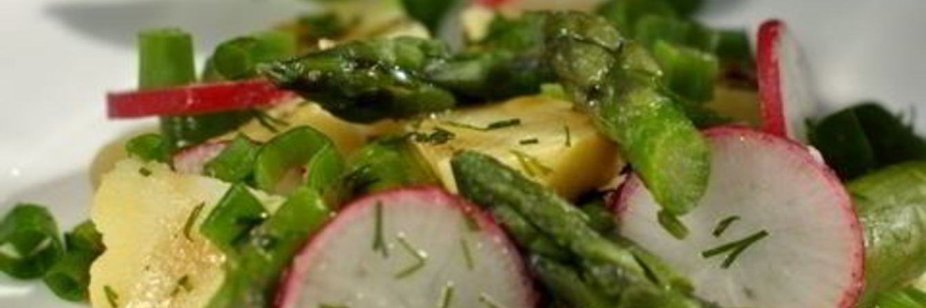 Картофельный салат с редиской и спаржей