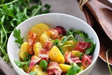 Картофельный салат с руколой и беконом