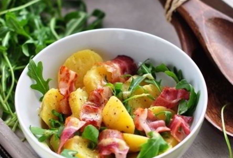 Картофельный салат с руколой и беконом