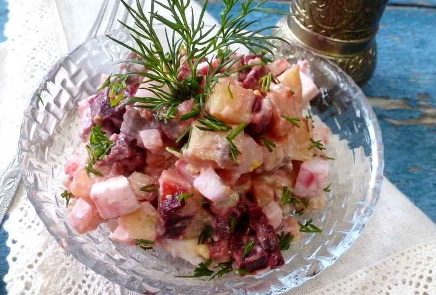 Картофельный салат с соленой сельдью и свеклой