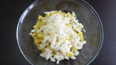 картофельный салат с соленой сельдью и свеклой