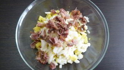 картофельный салат с соленой сельдью и свеклой