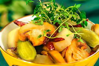 Картофельный салат с солеными огурцами и грибами