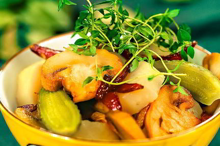 Картофельный салат с солеными огурцами и грибами