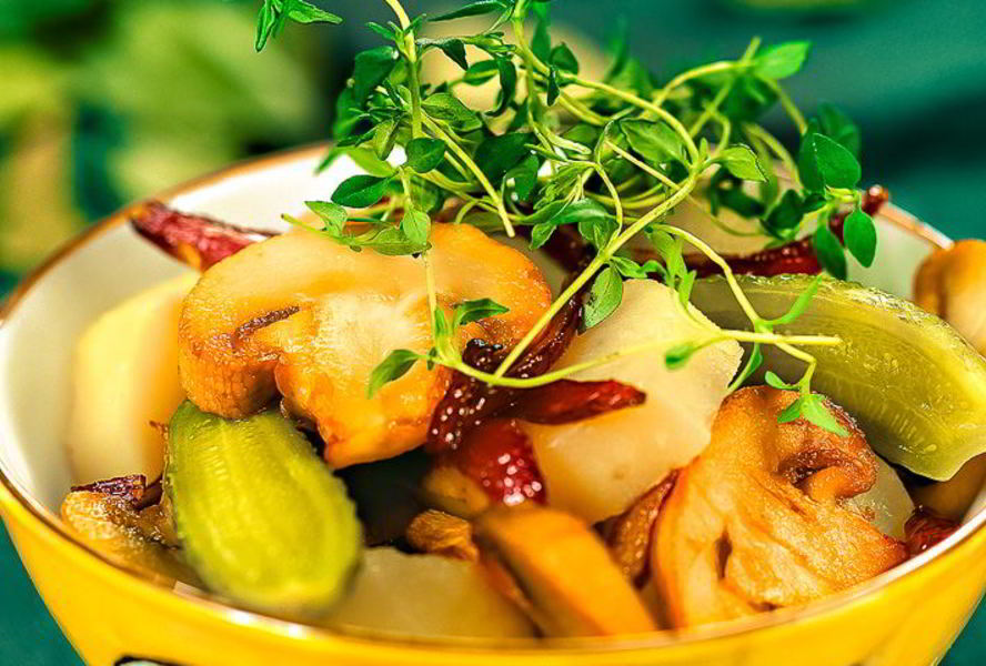 Картофельный салат с солеными огурцами и грибами