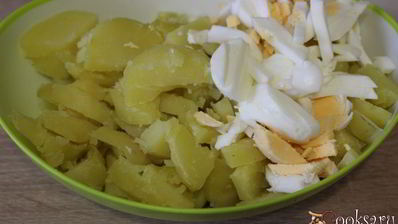 картофельный салат с тунцовым соусом