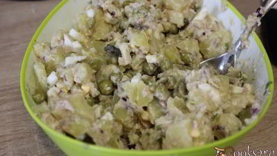 картофельный салат с тунцовым соусом