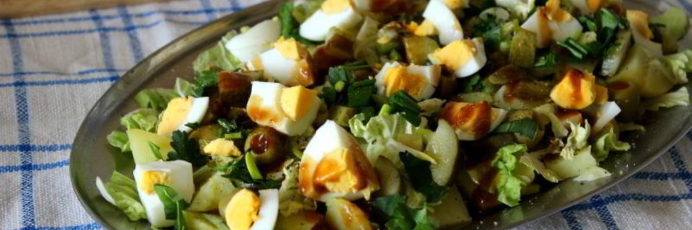 Картофельный салат с яйцом и фаршированными оливками