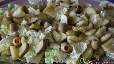 картофельный салат с яйцом и фаршированными оливками