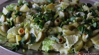 картофельный салат с яйцом и фаршированными оливками