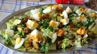 картофельный салат с яйцом и фаршированными оливками