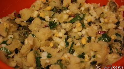 картофельный салат с яйцом и зеленью