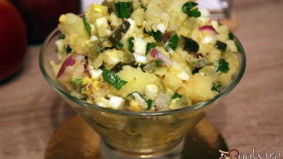 картофельный салат с яйцом и зеленью