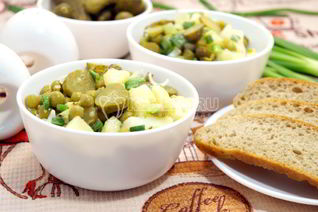 Картофельный салат с зеленым горошком