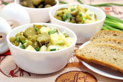 Картофельный салат с зеленым горошком