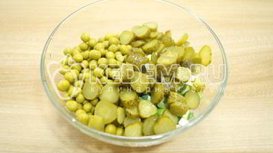 картофельный салат с зеленым горошком