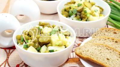 картофельный салат с зеленым горошком