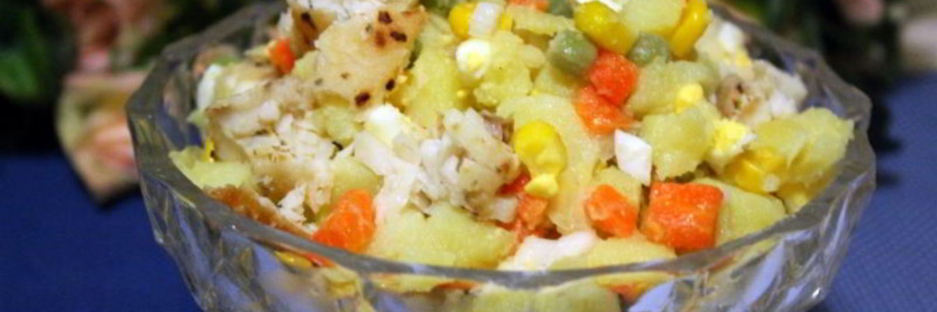 Картофельный салат с жареной тилапией