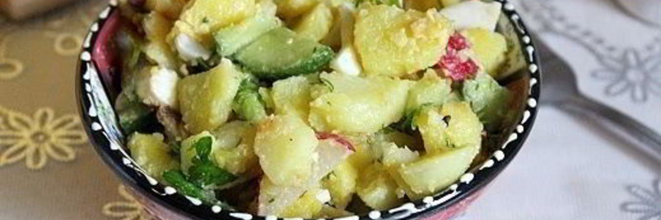 Картофельный салат с жареным луком и свежими овощами