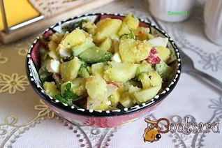 Картофельный салат с жареным луком и свежими овощами