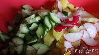 картофельный салат с жареным луком и свежими овощами