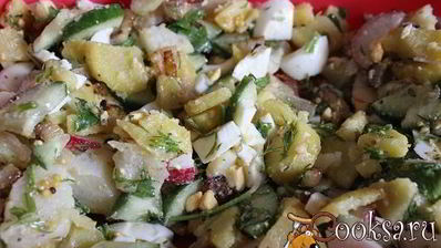 картофельный салат с жареным луком и свежими овощами