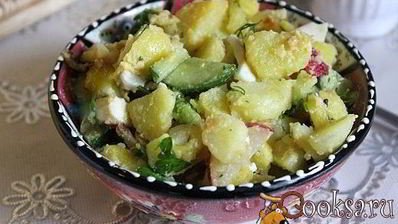 картофельный салат с жареным луком и свежими овощами