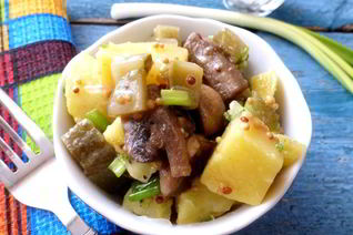 Картофельный салат с жареными шампиньонами