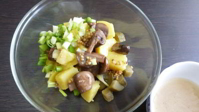 картофельный салат с жареными шампиньонами