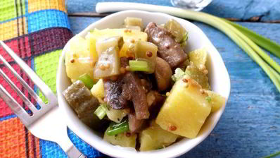 картофельный салат с жареными шампиньонами