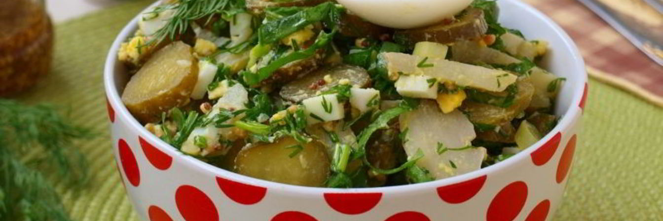 Картофельный салат со щавелем и маринованными огурцами