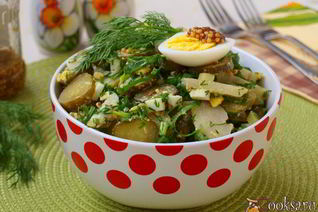 Картофельный салат со щавелем и маринованными огурцами