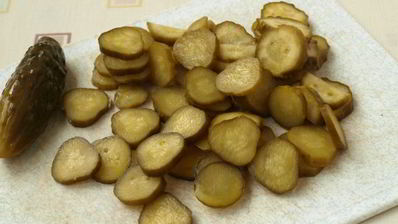 картофельный салат со щавелем и маринованными огурцами