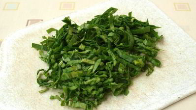 картофельный салат со щавелем и маринованными огурцами