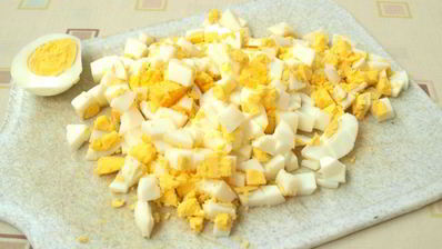 картофельный салат со щавелем и маринованными огурцами