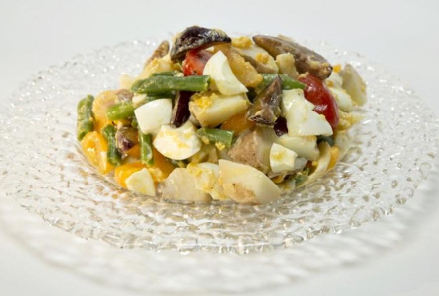 Картофельный салат со сливой и желтковой заправкой