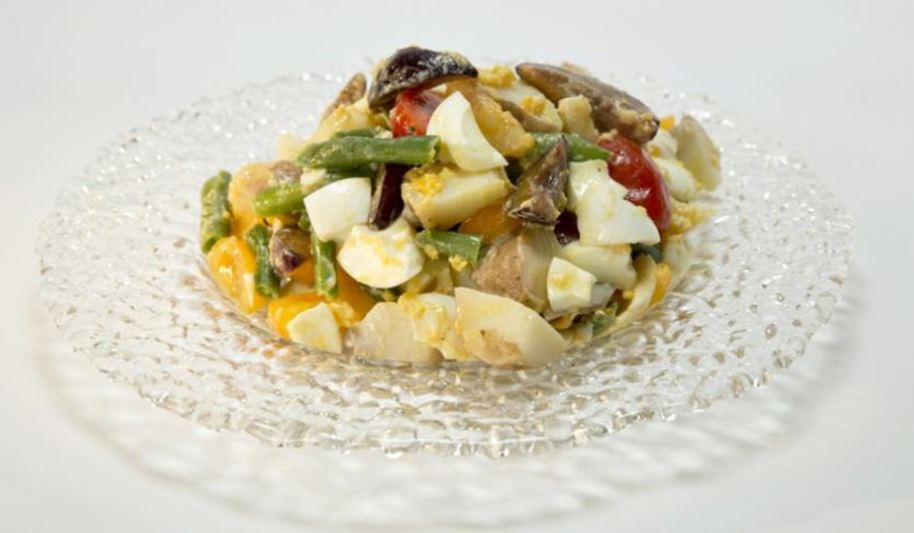 Рецепт картофельного салата со сливой и желтковой заправкой