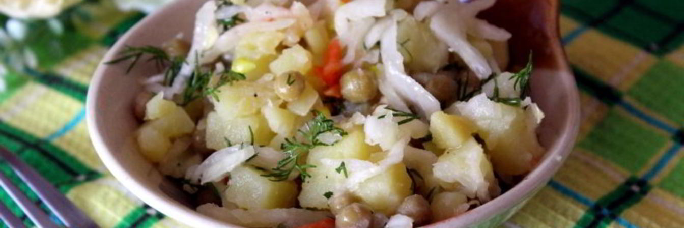 Постный картофельный салат с квашенной капустой и зеленым горошком