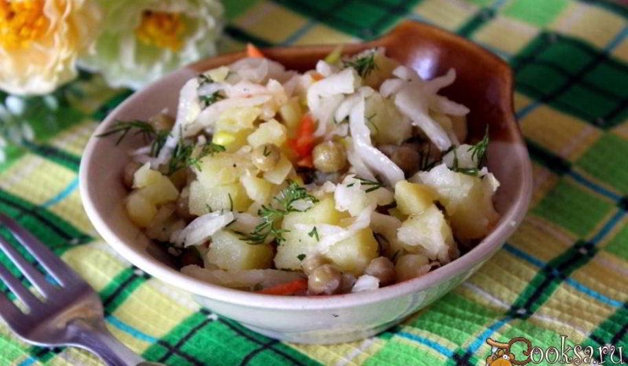 Рецепт постного картофельного салата с квашенной капустой и зеленым горошком