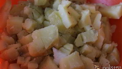 постный картофельный салат с квашенной капустой и зеленым горошком