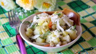 постный картофельный салат с квашенной капустой и зеленым горошком