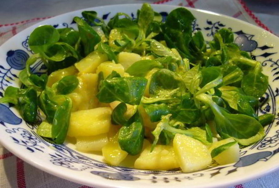 Простой картофельный салат с базиликом