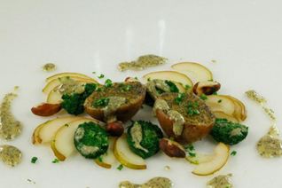 Салат из картофеля, груш и орехов пекан