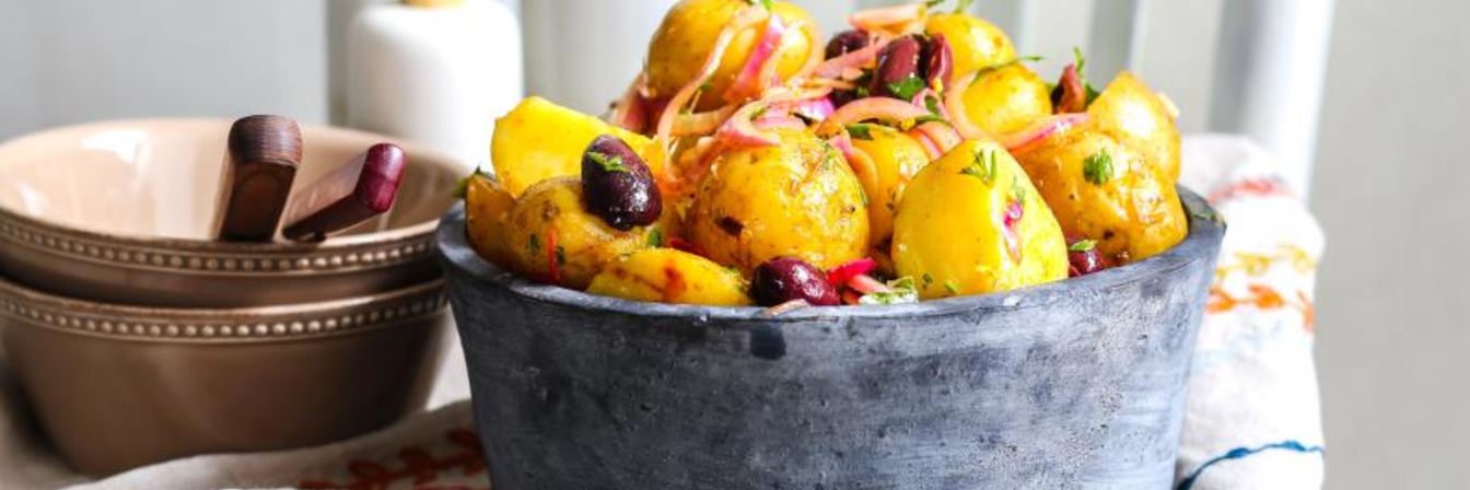 Салат из картофеля с маслинами и красным луком