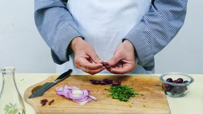 салат из картофеля с маслинами и красным луком