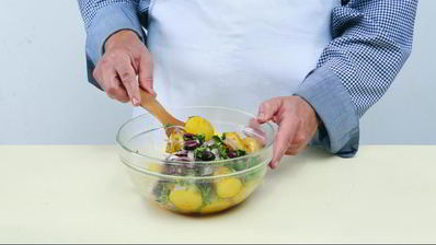 салат из картофеля с маслинами и красным луком