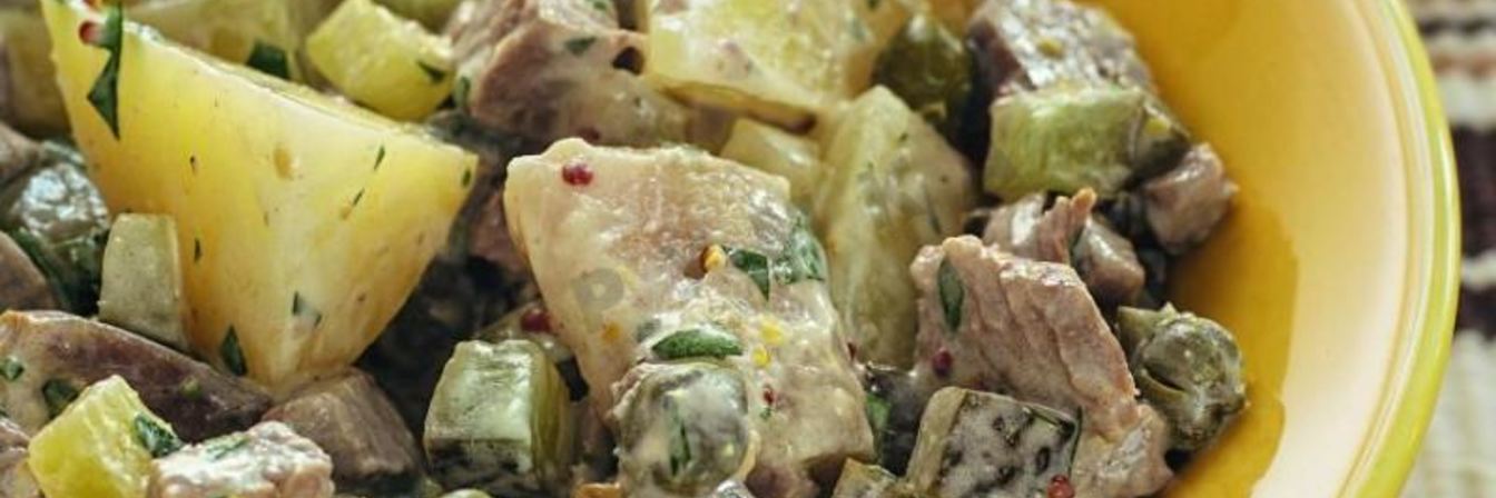 Салат из картофеля с сельдью и телятиной