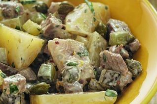 Салат из картофеля с сельдью и телятиной